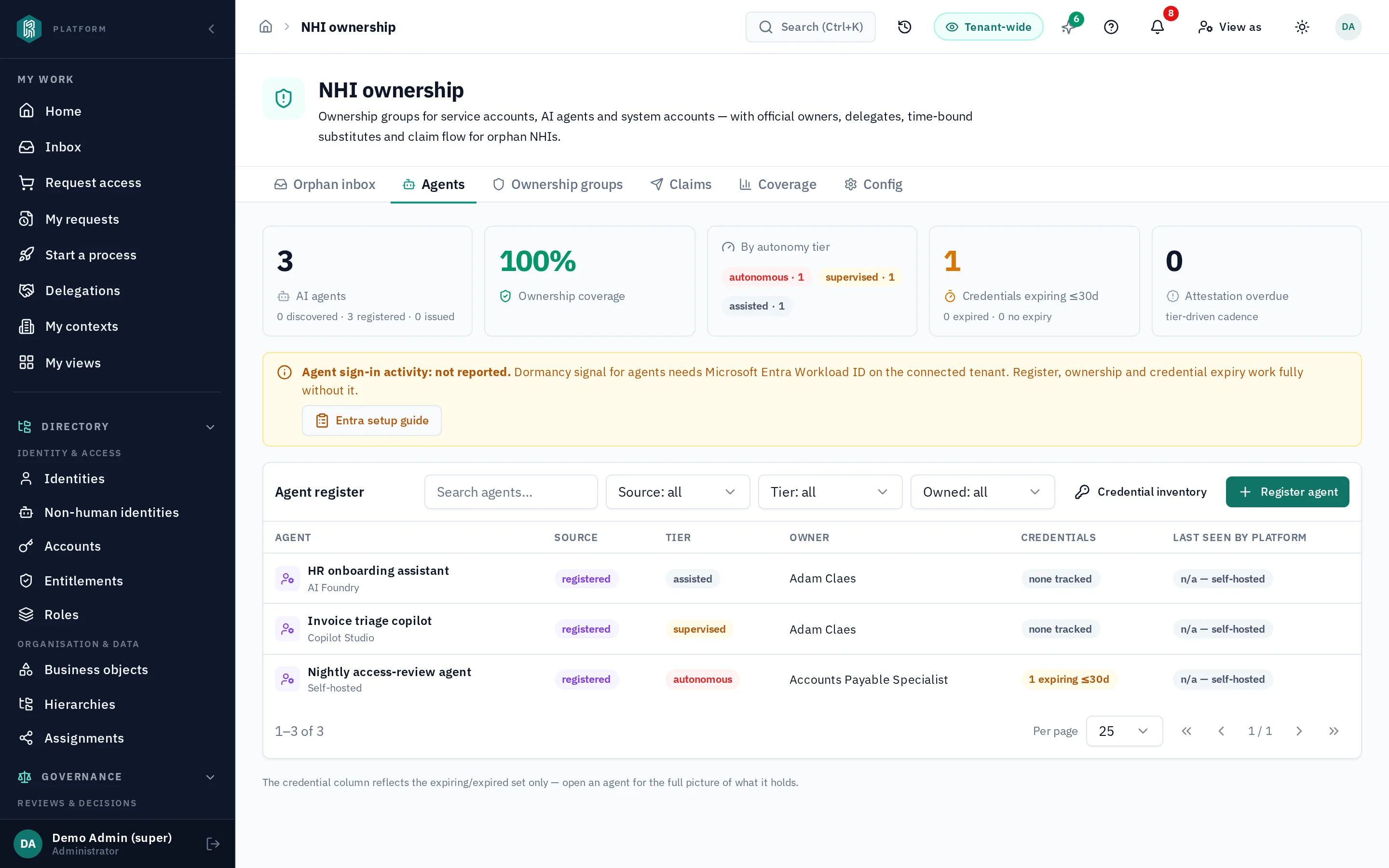 het agentregister — drie agents met autonomie-tier, benoemde eigenaar en credential-status, de herkomstverdeling 0 discovered · 3 registered, één credential dat binnen 30 dagen vervalt, en de eigen amberkleurige melding van het product dat aanmeldactiviteit van agents niet gerapporteerd wordt zonder Microsoft Entra Workload ID